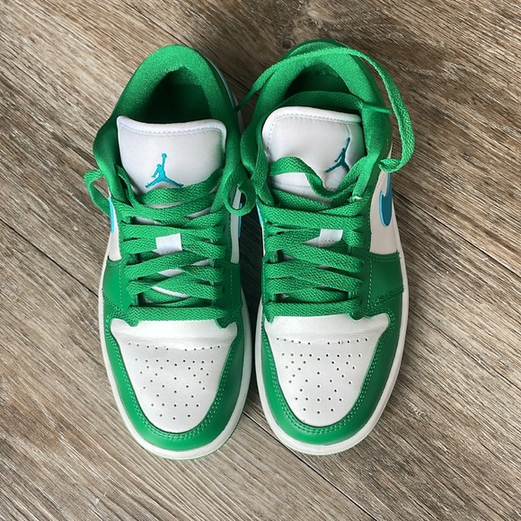 Air Jordans 1 (Low) - Picture 3 of 4